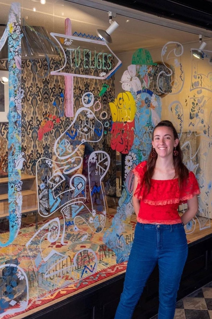 Giovane artista italiana partecipa all'iniziativa indipendente per il pride month a Cordova, Spagna