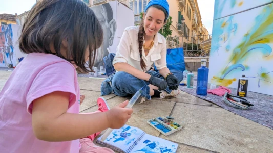 Arte performativa e interattiva, installazione live con pubblico e colori in movimento